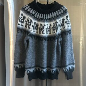 NWOT Nordic / Icelandic handmade sweater
Christmas market 🌟